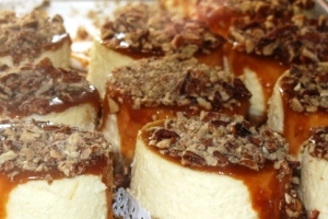 Leckere Caramel Pecan Cheesecakes.